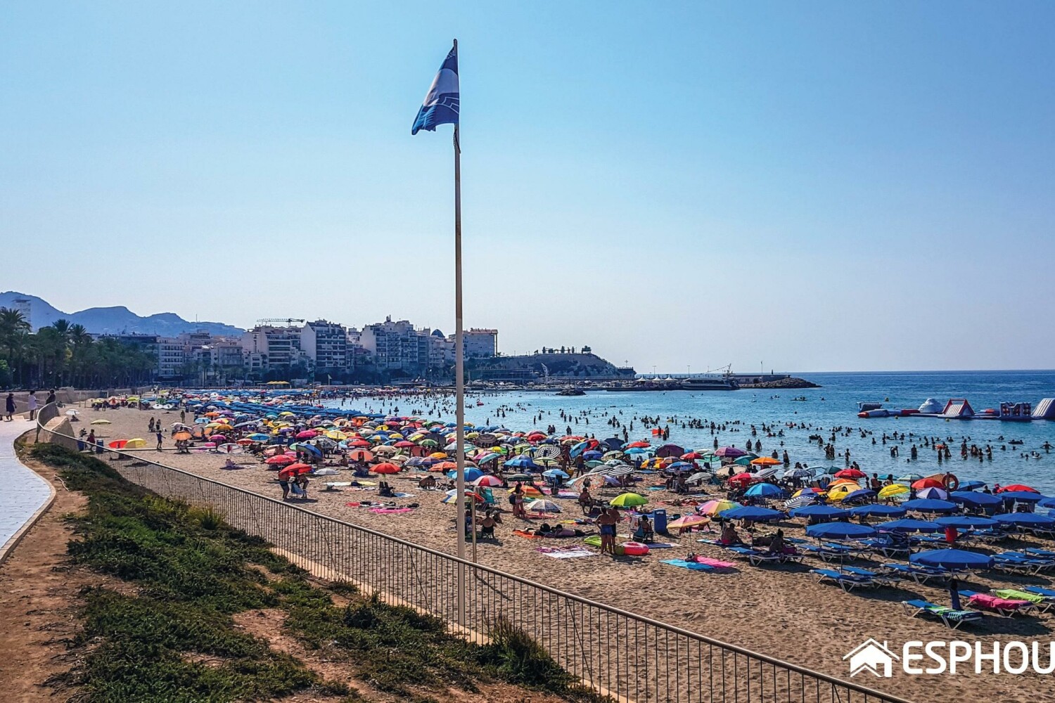 Más de seiscientas banderas azules ondearán en las playas de España en 2022